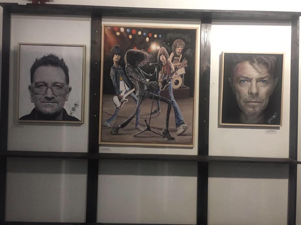 En las paredes de la galería aparecen retratos de David Bowie, Miles Davis, Jimmy Hendrix y Bono. (Foto: Especial)