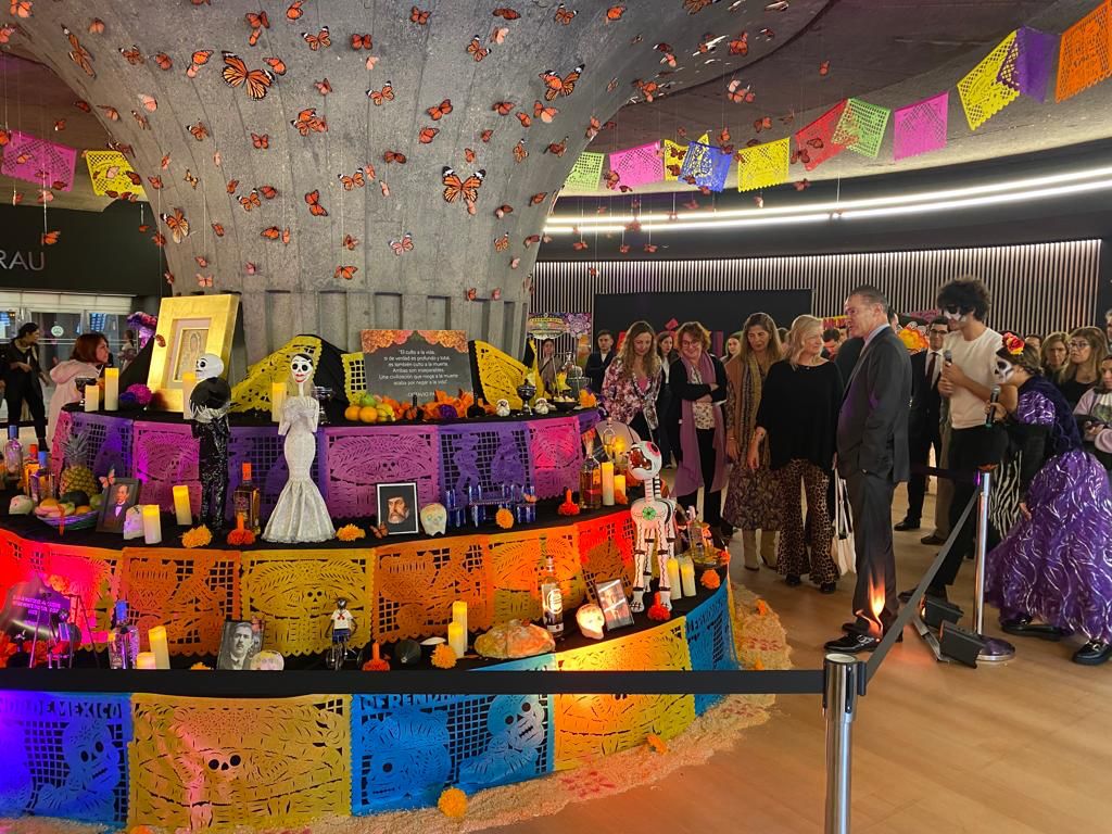 Quirino Ordaz, embajador de México en España inaugura altar de muertos | Especial