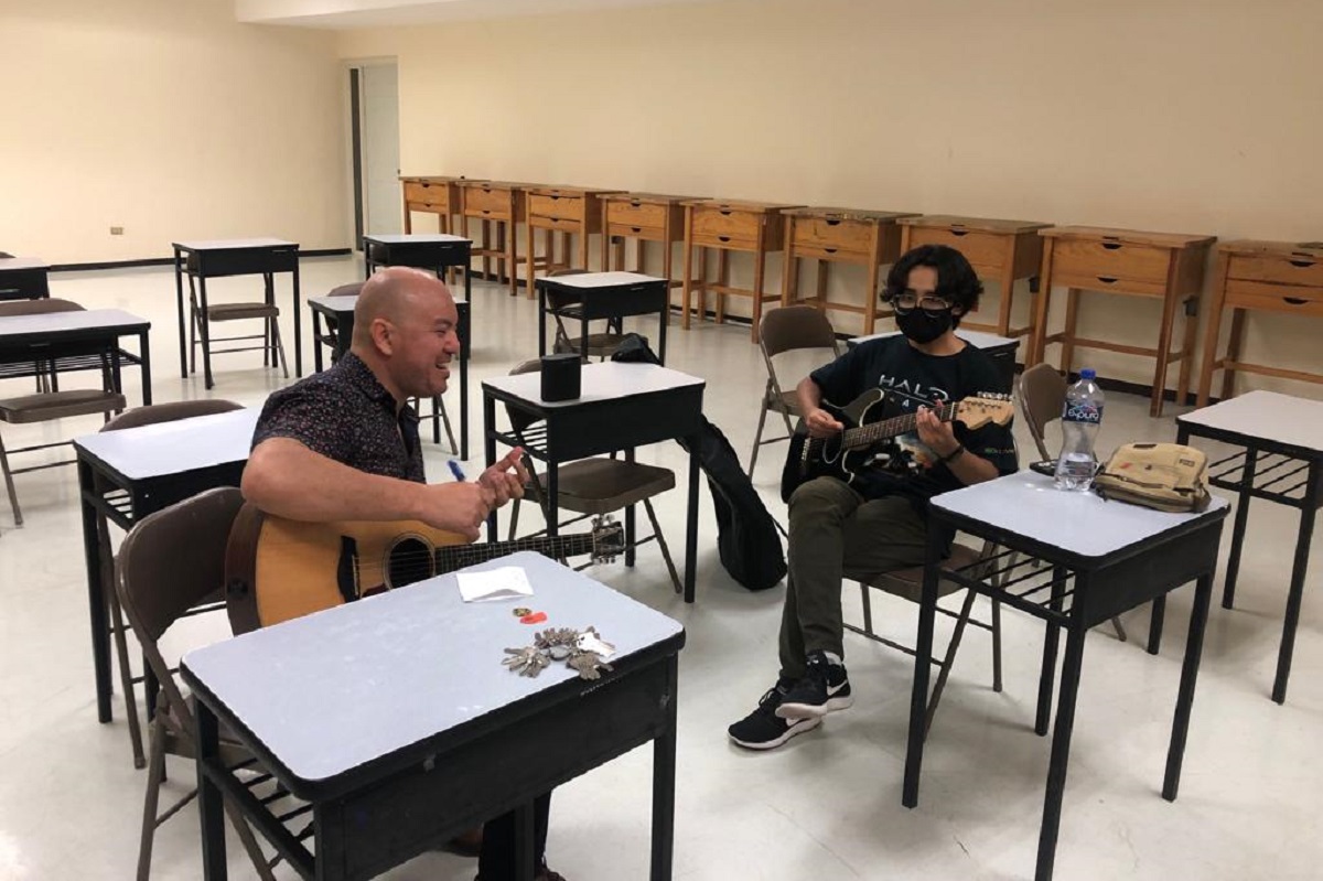 Víctor Cruz, músico guitarrista lagunero con un alumno. (cortesía)