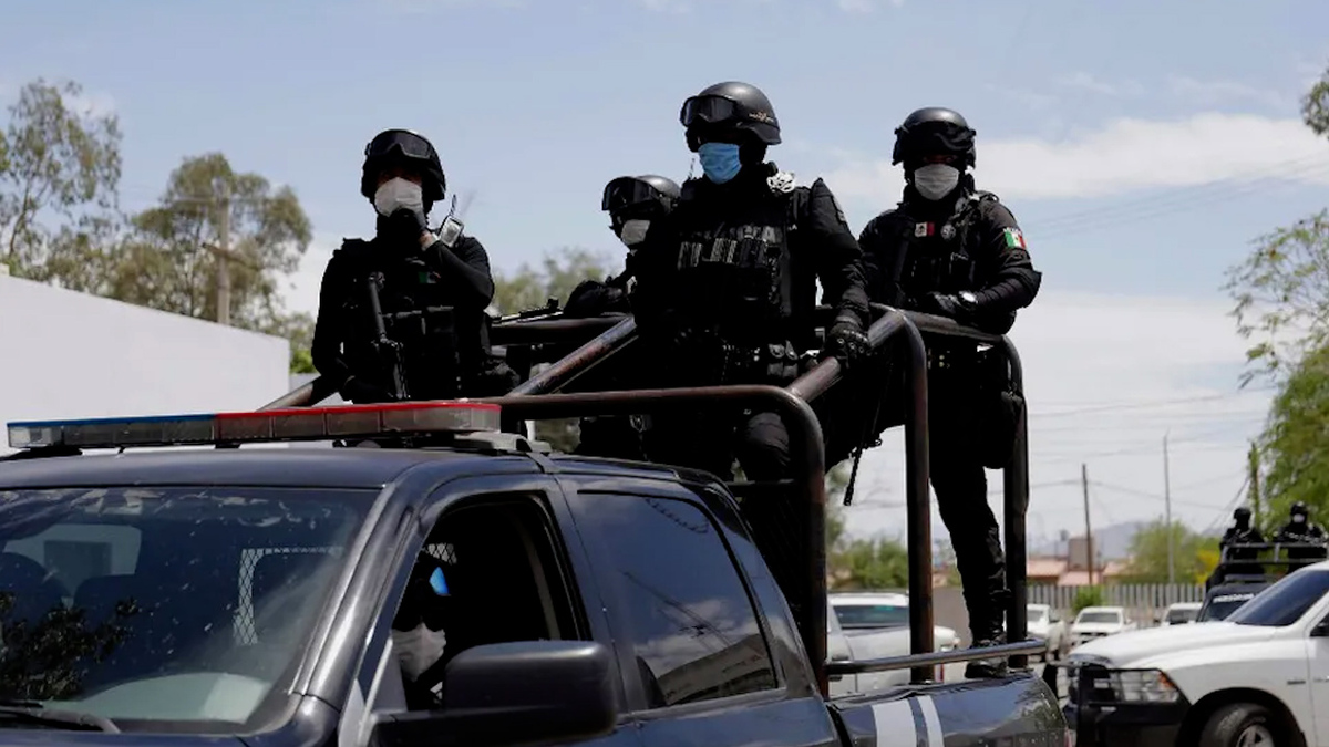 En Villa Unión, se enfrentan policías y civiles armados