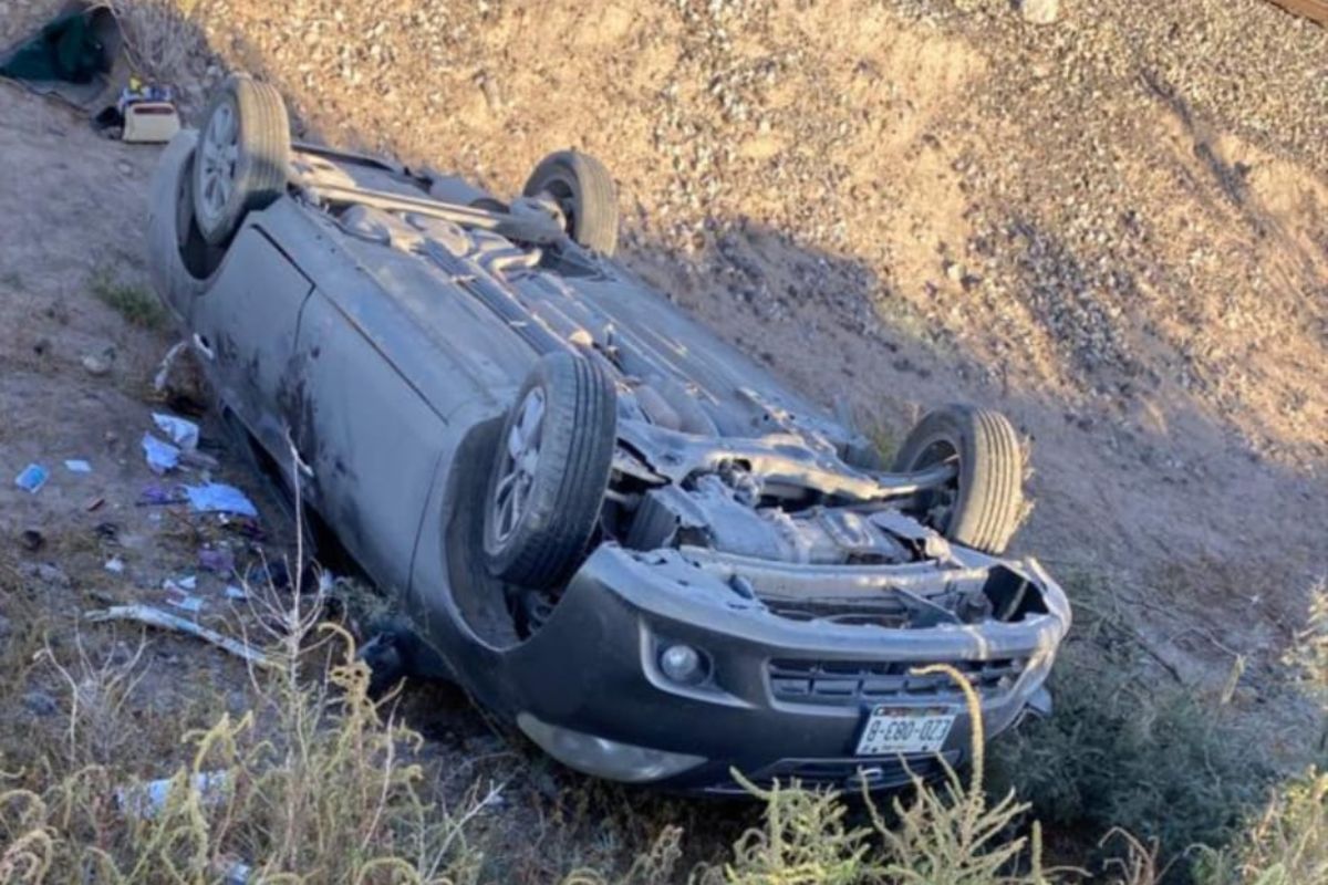 El automóvil salió del camino para luego volcar y quedar sobre su toldo.