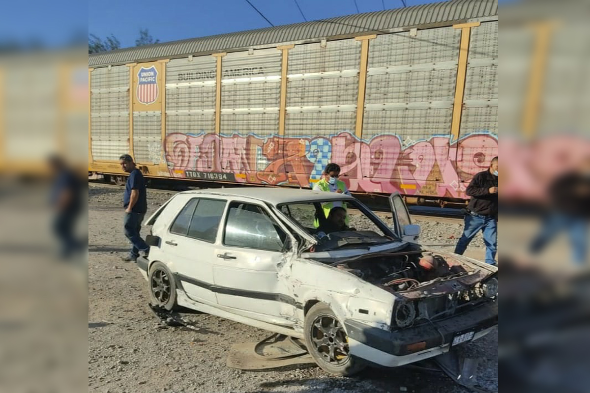 Conductor intentó 'ganarle' el paso al tren en Gómez Palacio; vehículo terminó destruido. | Especial