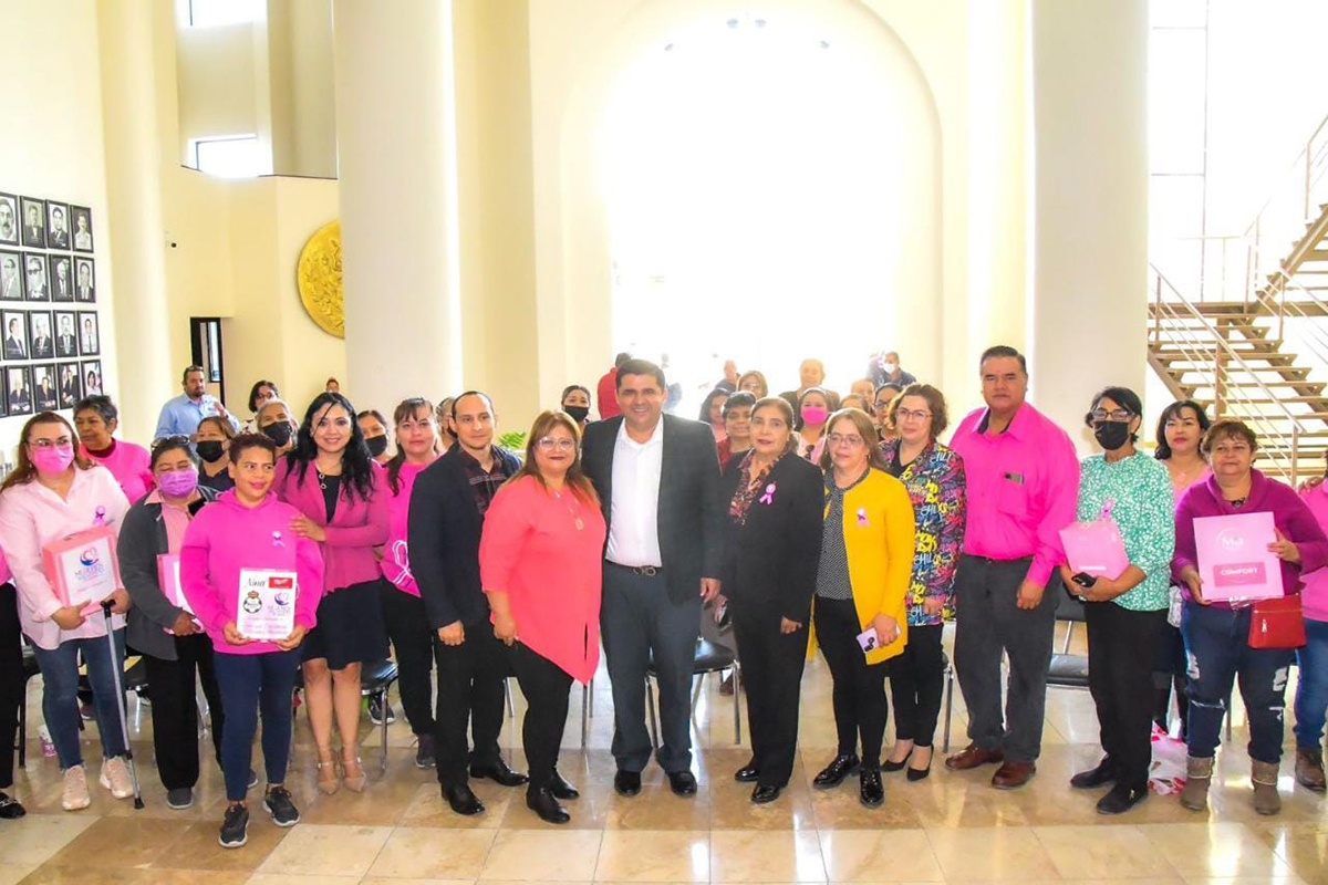 En Lerdo, entregan prótesis mamarias en el mes de la lucha contra el cáncer de mama. | Especial