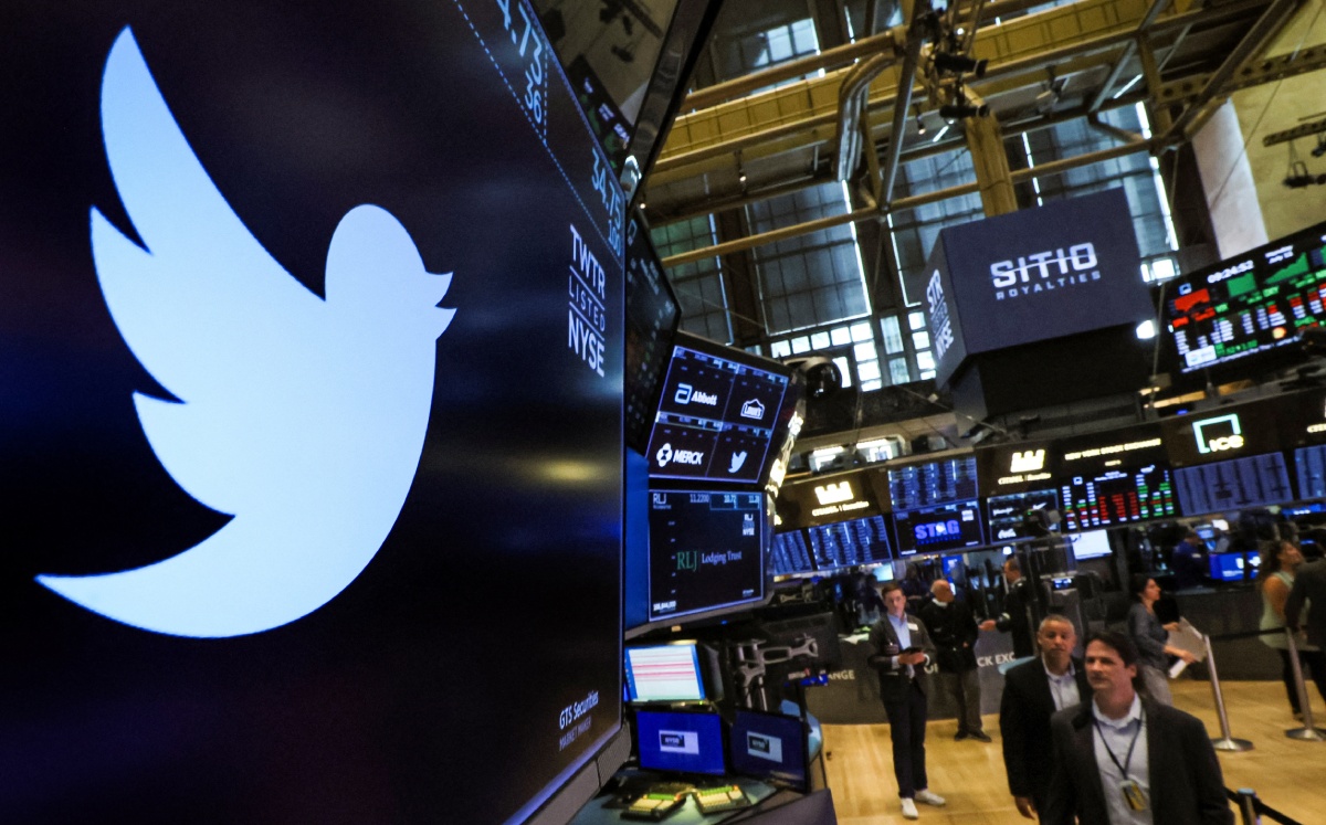 Logotipo y el símbolo de Twitter en pantalla en parqué de la Bolsa de Nueva York (NYSE), EU. Julio 2022. Foto: (Reuters)