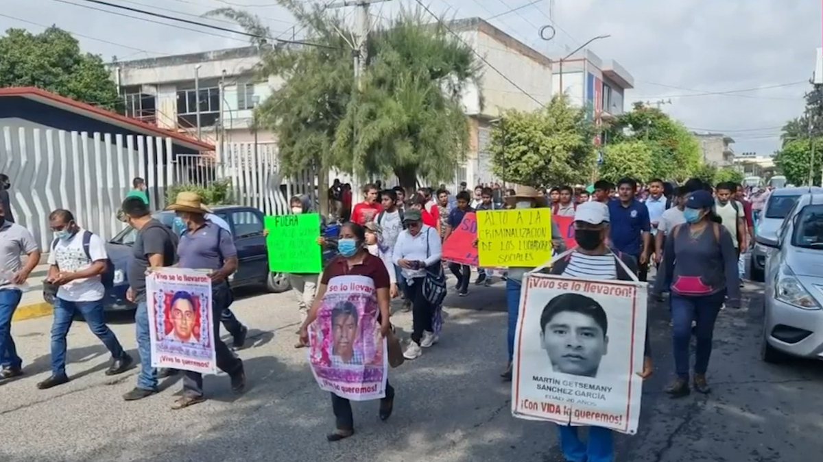 Padres de los 43 normalistas se manifiestan en Guerrero