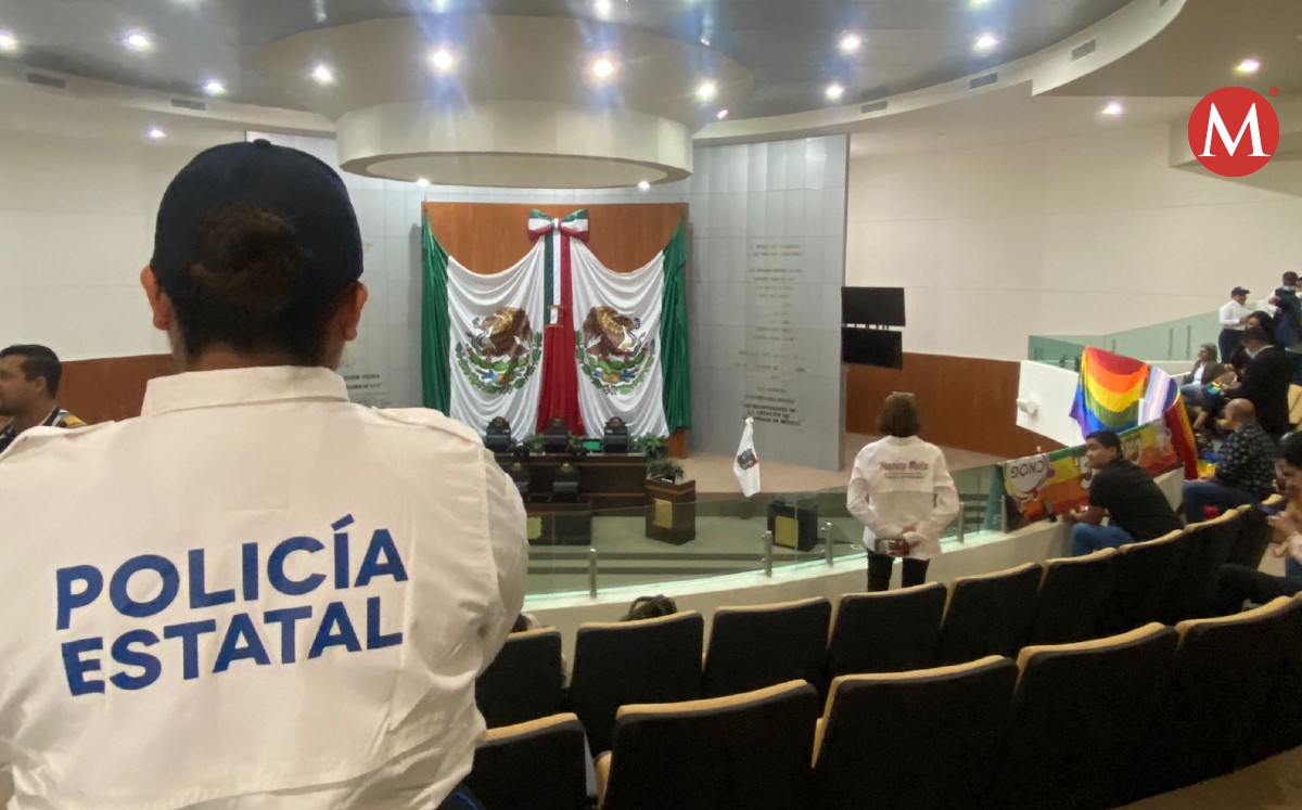 Policía de Tamaulipas resguarda el Congreso. (Antonio Hernández)
