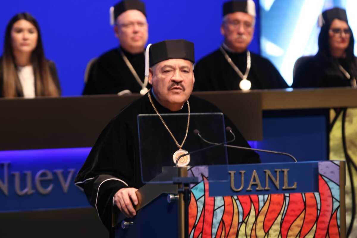 Rector de la UANL en sesión solemne. Foto:  Raúl Palacios