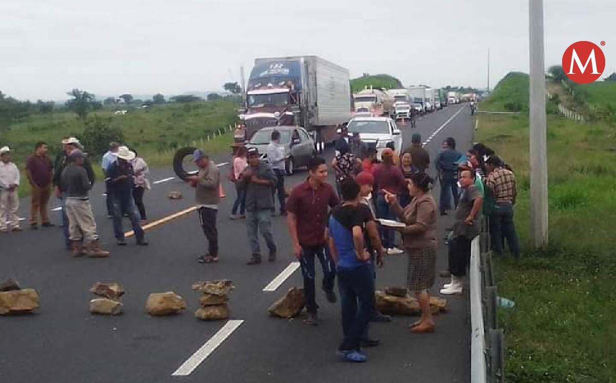 Residentes de Ozuluama bloquean carretera Tampico-Tuxpan.
