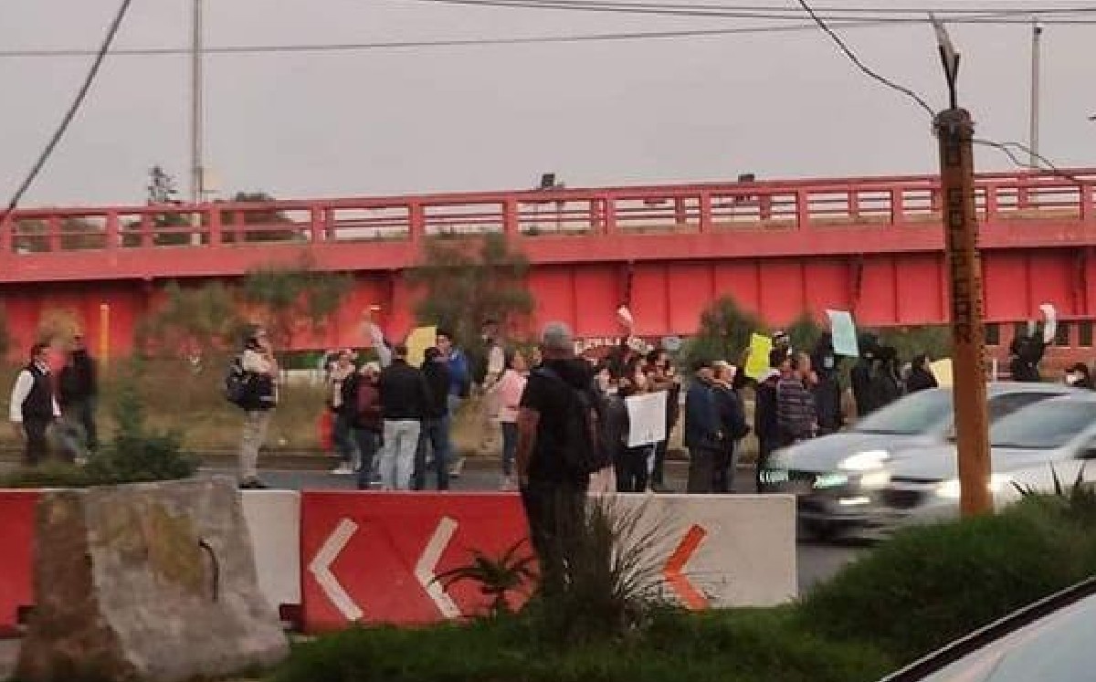 Los vecinos acusan al personal de SAPASE de no solucionar el problema. | Especial