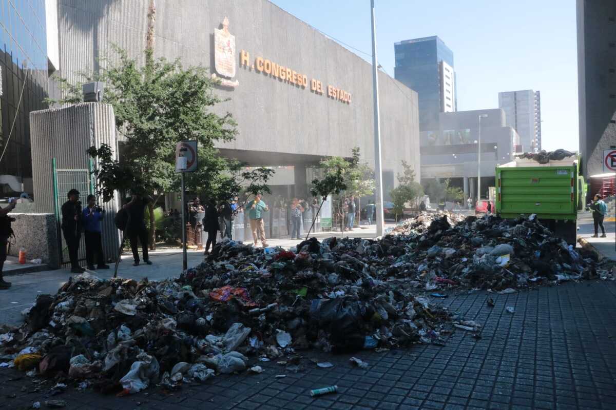 Aplican multa a Simeprode por basura tirada en el Congreso de NL / Leonel Rocha