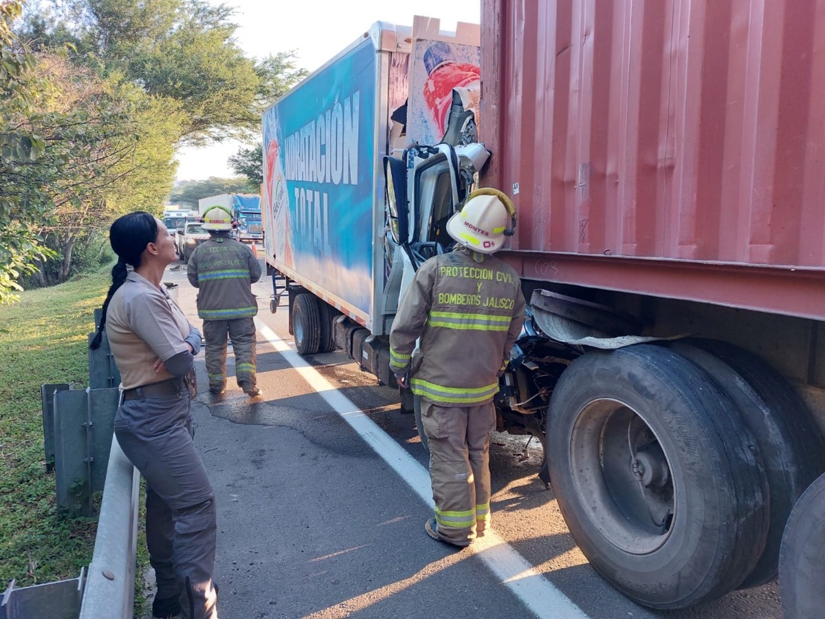Autoridades acudieron al lugar del accidente en la autopista a Colima (Cortesía)