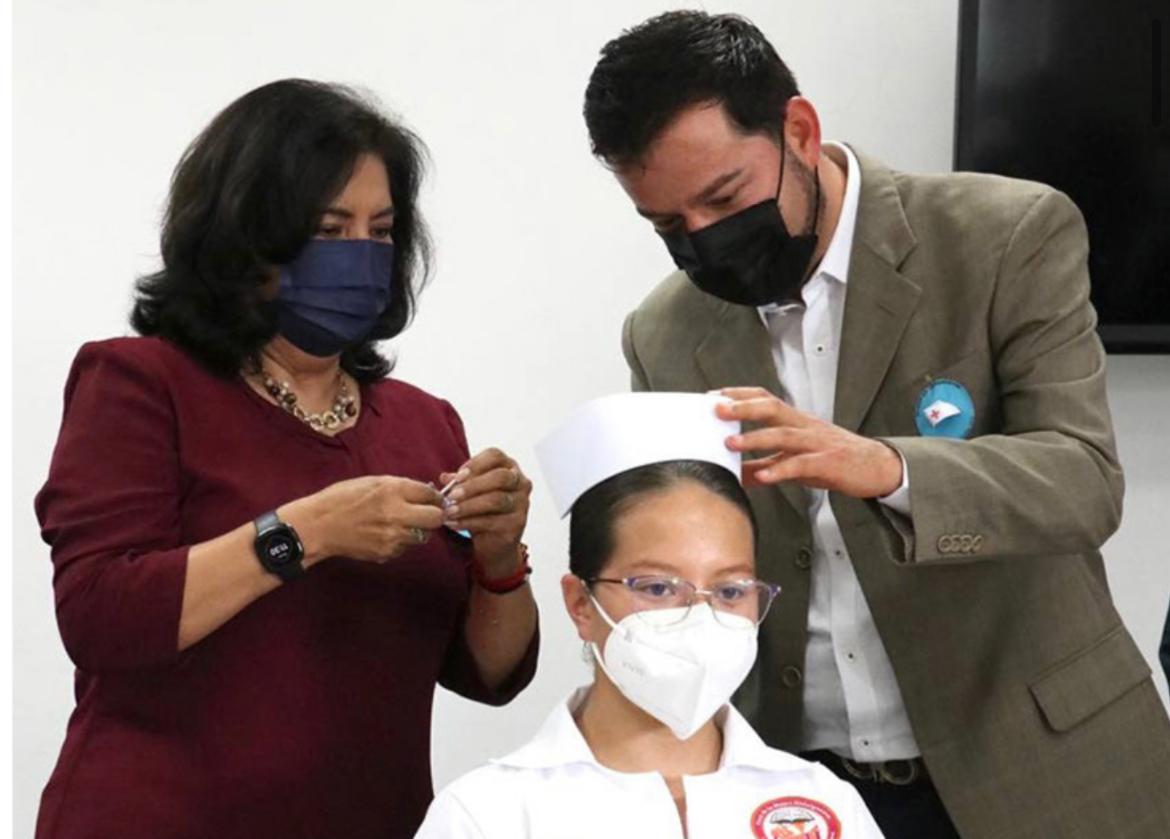 Egresadas recibieron la prenda honorífica. (Cortesía)