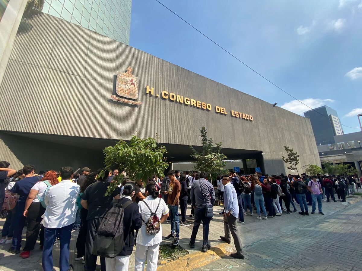 Los estudiantes comentan que hacen falta medicamentos en el hospital. Foto: Kevin Recio