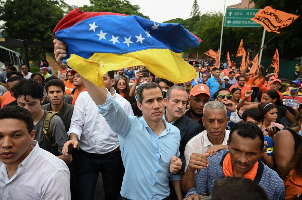 Guaidó, que no confirmó aún si será candidato, encabezó una marcha por el centro de Caracas