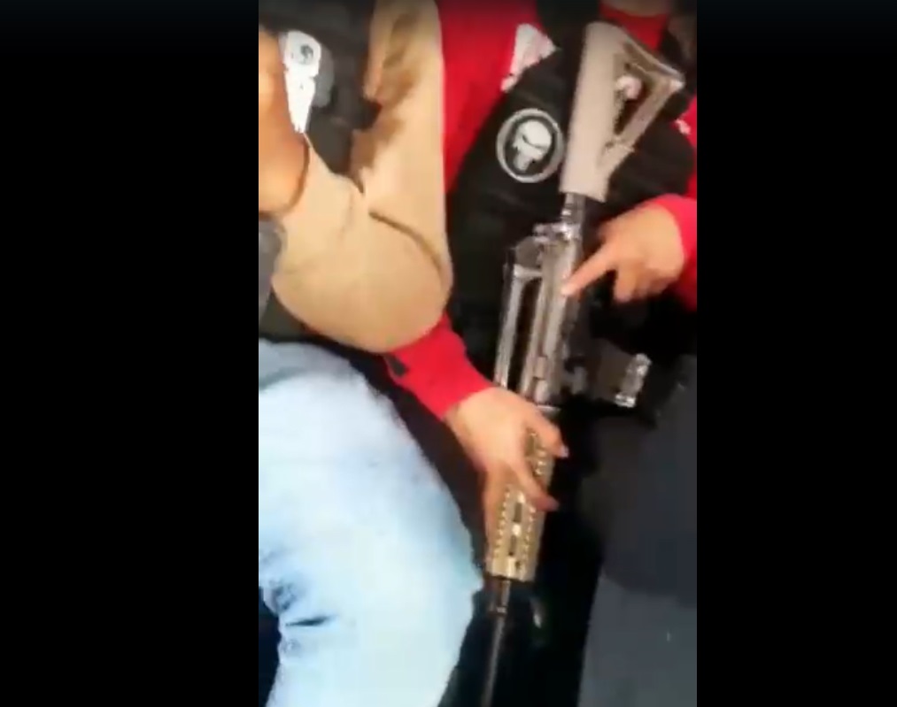 Los hombres cargan armas largas. (Jhonatan González)