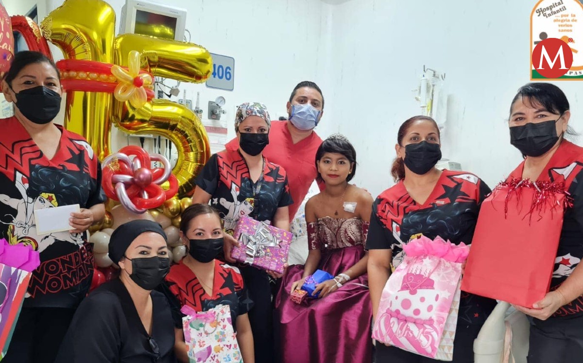 Nahomy festeja su quinceañera en hospital de Tamaulipas.