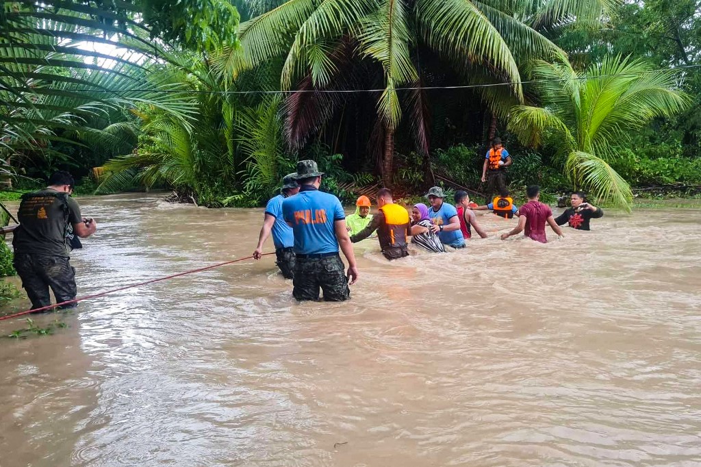 Equipos de emergencia y unidades militares están patrullando otras áreas en Filipinas | AFP