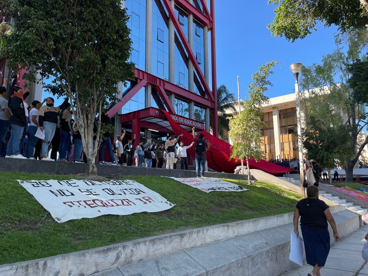 Alrededor de 400 estudiantes de Atequiza se manifiestan a las afueras de SEJ (Karla Victoria Rodríguez)