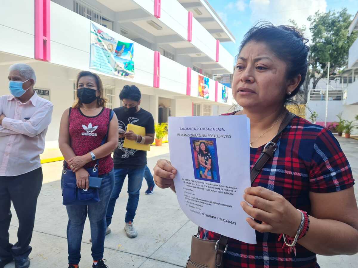 Los familiares protestaron en la escuela para exigir su búsqueda. (Rogelio Agustín)