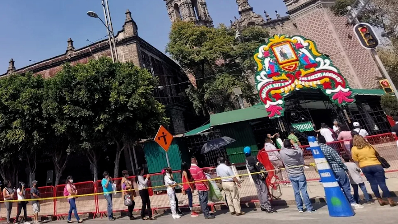 Fieles de San Judas Tadeo se reúnen en las afueras del Tempo de San Hipólito