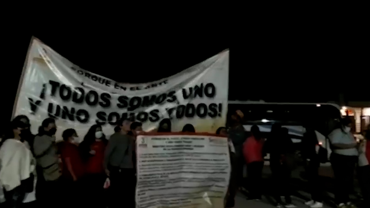 Integrantes del SNTE y CENDI protestan afuera de escuela naval