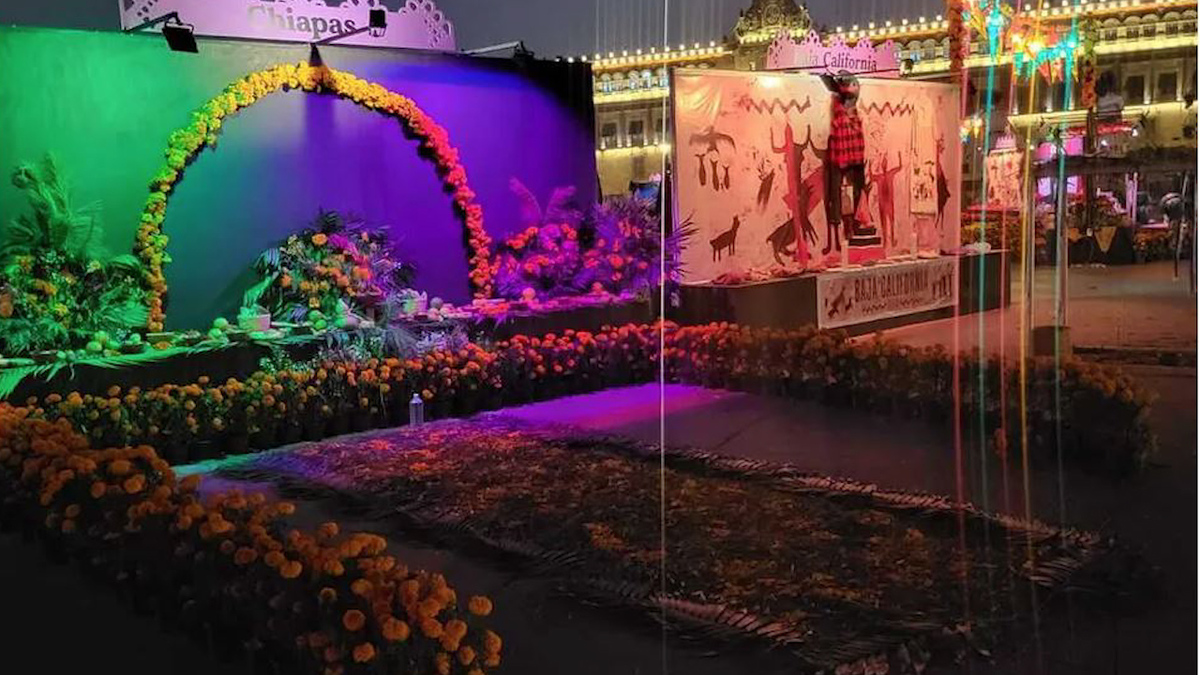 En CdMx, instalan 32 ofrendas monumentales en el Zócalo