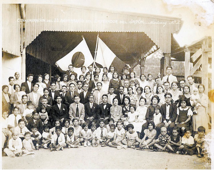 Fotografía del cumpleaños del emperador en 1934, en Monterrey, con los migrantes japoneses y sus familias. ESPECIAL