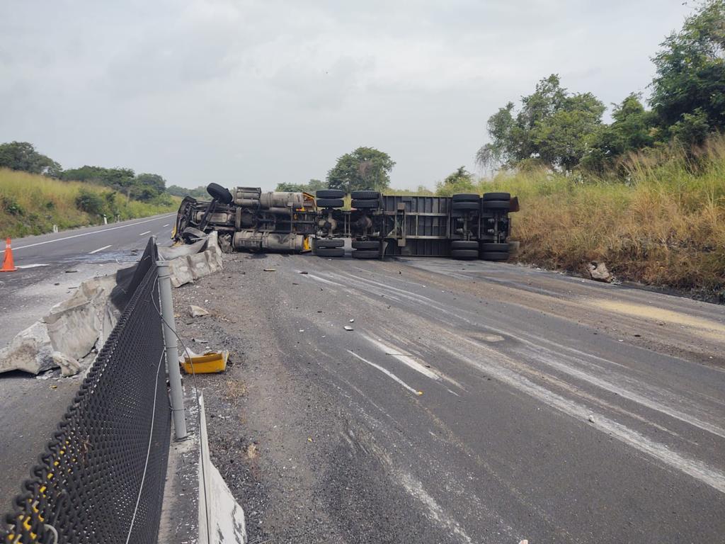 Tráiler cargado de cloruro de benzoilo vuelca en carretera de Veracruz ...