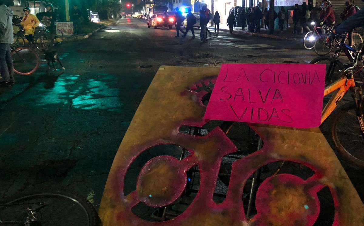 La manifestación se sucitó por el fallecimiento de un ciclista en Toluca. | Especial