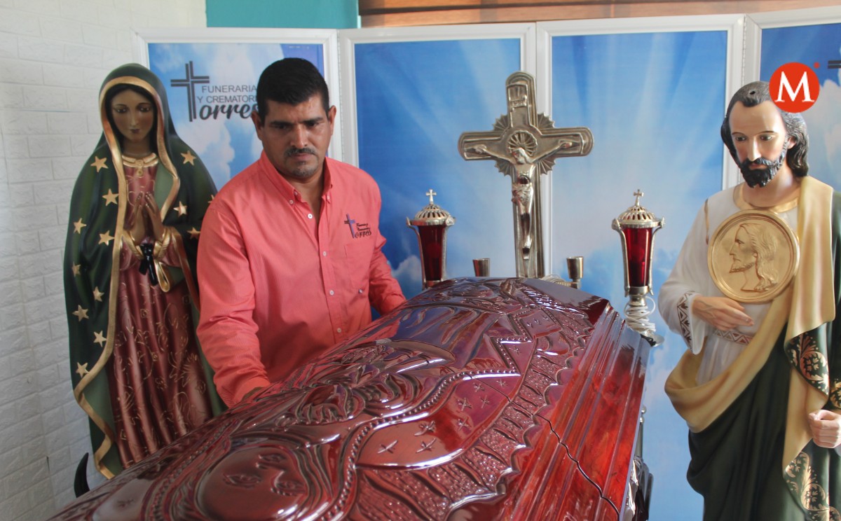 Paisanos pagan ataúdes de 60 mil pesos para sepultar a sus padres en México