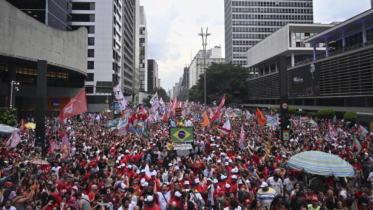 Este sábado se publicará el último sondeo para conocer la preferencia de los votantes brasileños. (AFP)