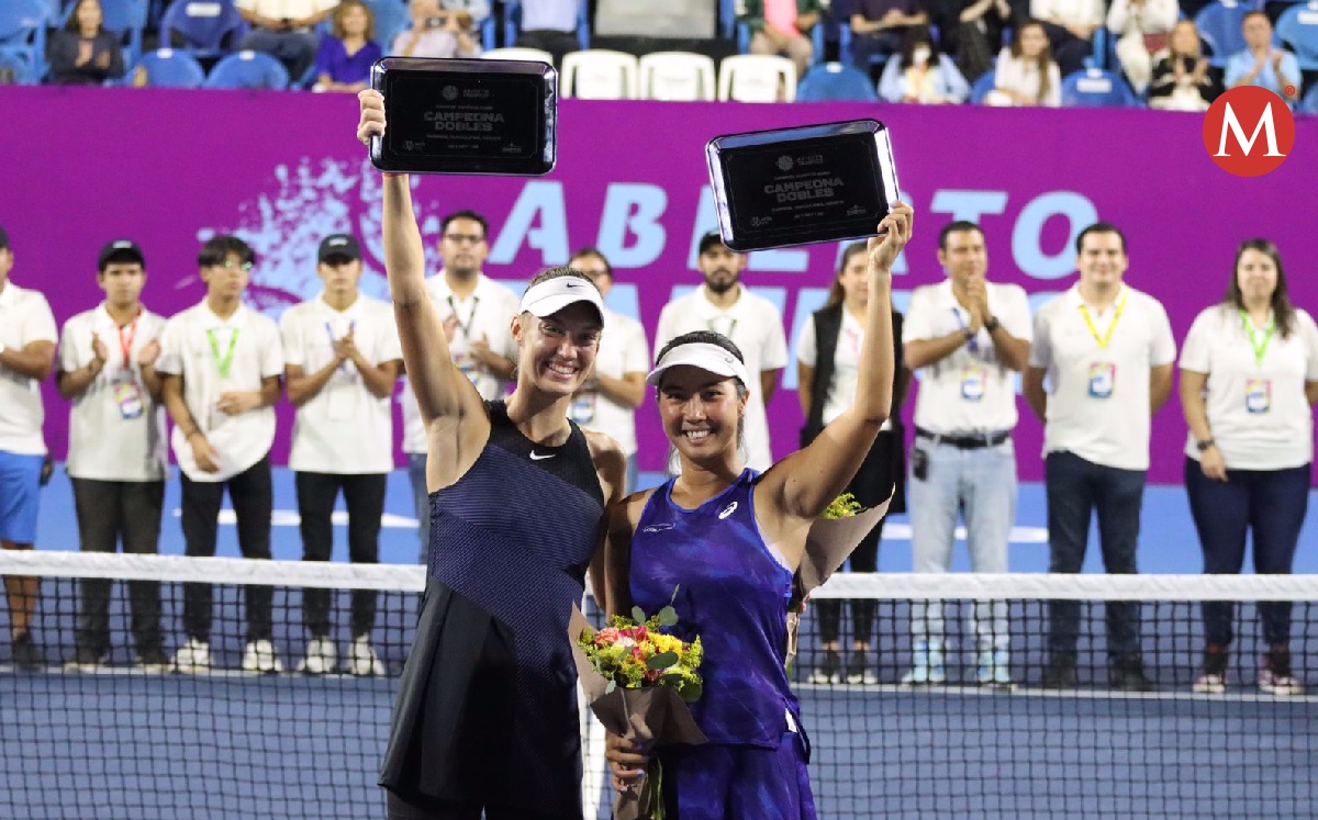 Tereza Mihalikova y Aldila  Sutjiadi en el Abierto de Tenis. (Sergio Sánchez)