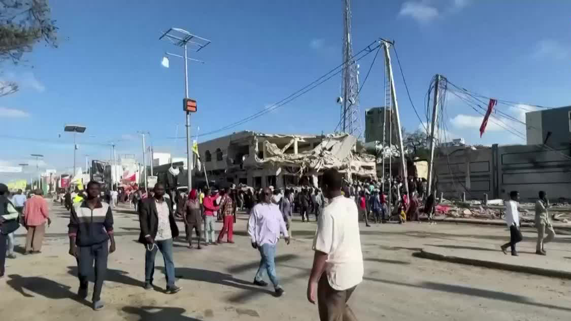 Coches bomba dejan al menos 100 muertos en Somalia