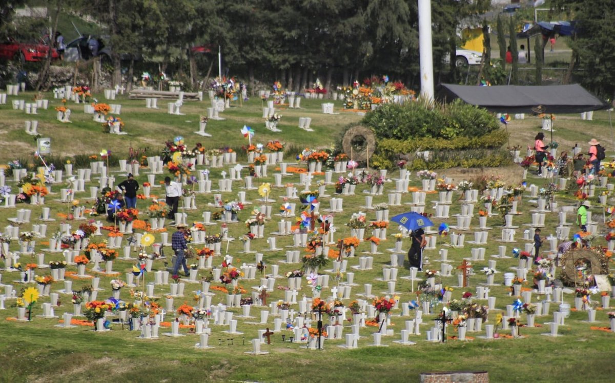 Decenas de personas llegan al panteón a visitar a sus muertos |  Andrés Lobato