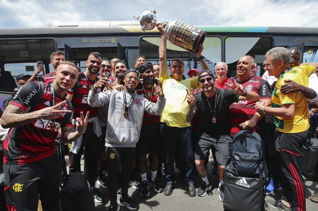 El presidente de Brasil, Jair Bolsonaro, cargando la Copa Libertadores del Flamengo. (AFP)
