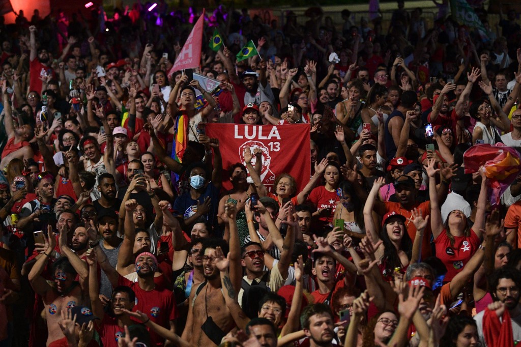 Seguidores de Lula da Silva atiborran la avenida Paulista de Sao Paulo tras la victoria del ex mandatario. (AFP)