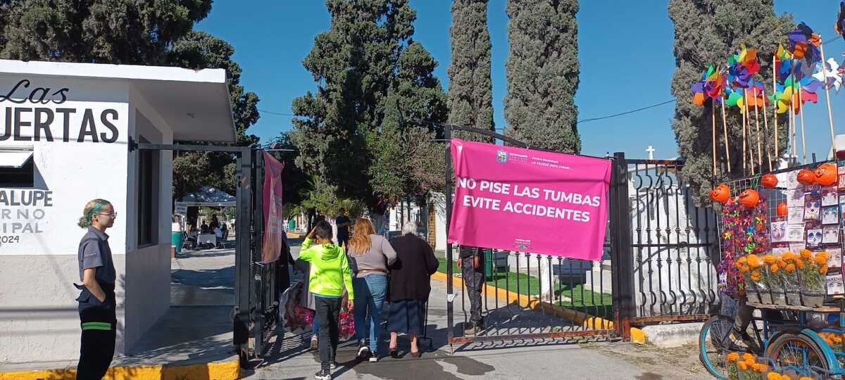 Visitas previo al Día de Muertos en los panteones. Foto: Cynthia Pardo