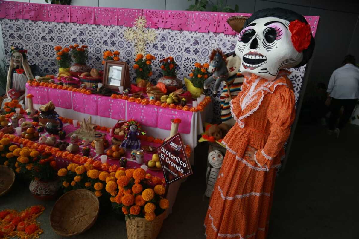 Colocación del altar de Día de Muertos. (Jorge Sánchez)