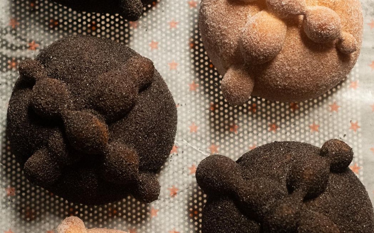 De qué está hecho y cómo preparar pan de muerto negro (Instagram).