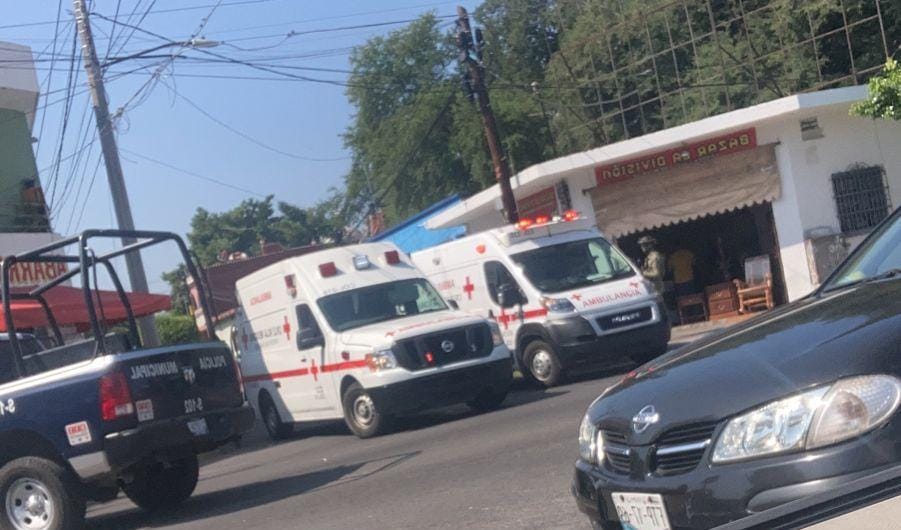La ambulancia fue impactada por otro vehículo en Colima | Especial