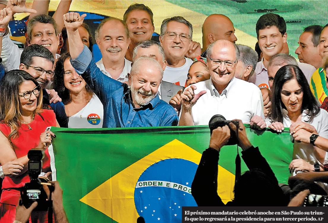 El próximo mandatario celebró anoche en São Paulo su triun- fo que lo regresará a la presidencia para un tercer periodo. AP