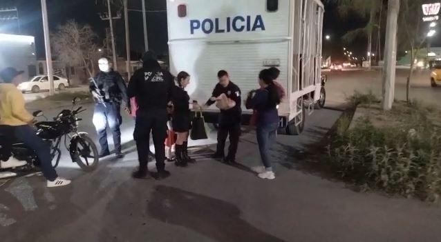 En el video se pueden ver al menos cuatro oficiales dando caramelos a niños disfrazados.