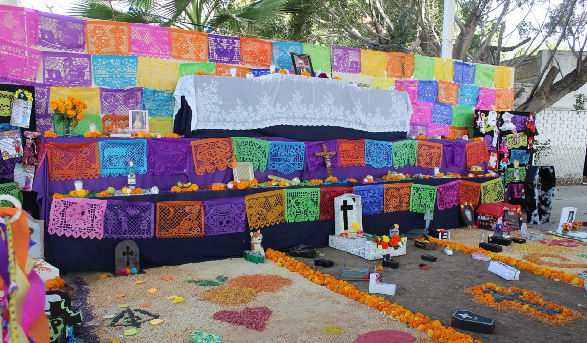 Se hizo el altar en honor al doctor Higinio González Calderón, quien fue Secretario de Educación en Coahuila. (Claudia Luévano)