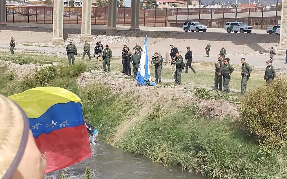 En Chihuahua, Patrulla Fronteriza dispersa protesta de migrantes venezolanos con balas de goma