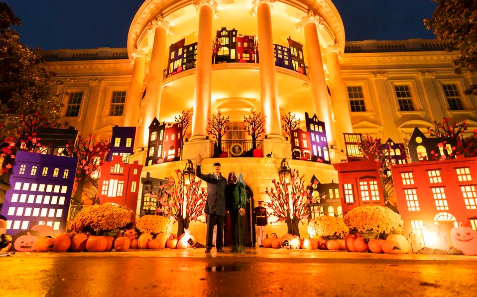¡Dulce o Truco! Niños visitan la Casa Blanca en Halloween con decoración a rescatistas