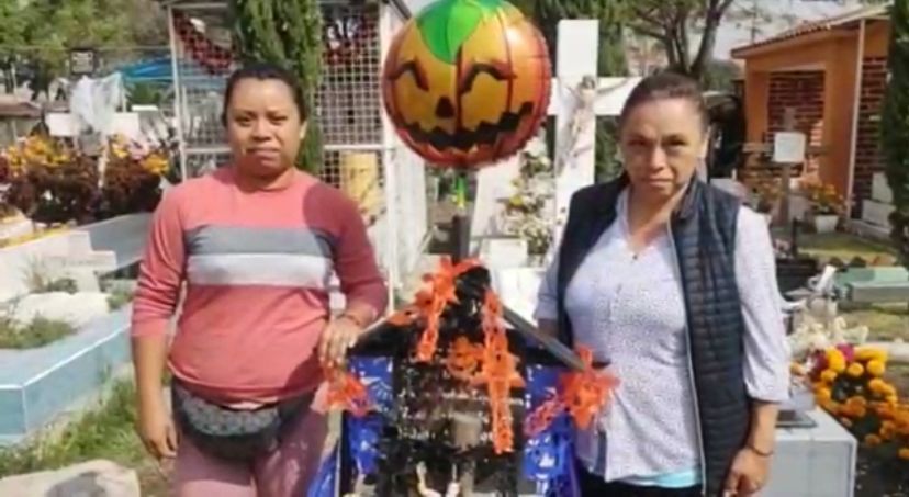 Familias enteras ingresaban a los campos santos con comida, bebidas y hasta bocinas.