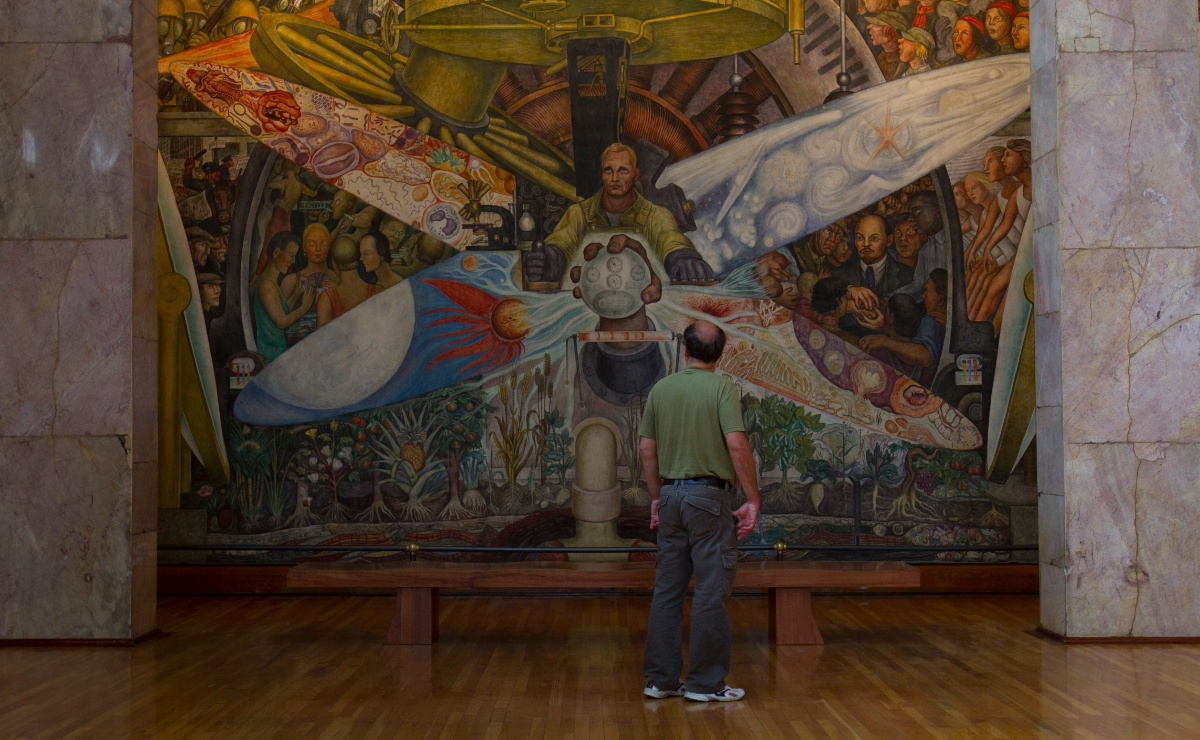 "Hay gente que sí llega a tocarlos o quiere tocarlos", aseguró una guardia del Palacio de Bellas Artes sobre los murales ubicados en el último piso de