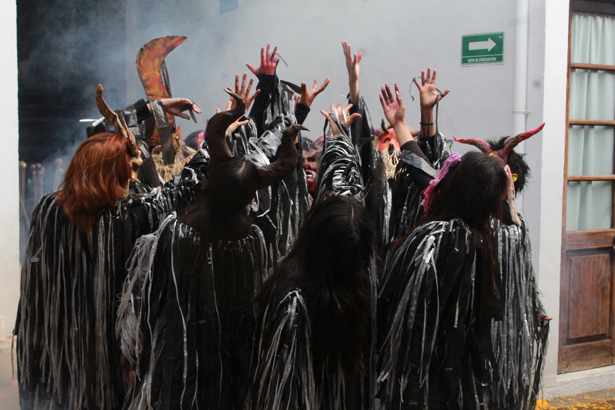 Un grupo de jóvenes disfrazados de terroríficas identidades invitaron a las autoridades al montaje “Kisin, demonios mayas” (Cortesía)