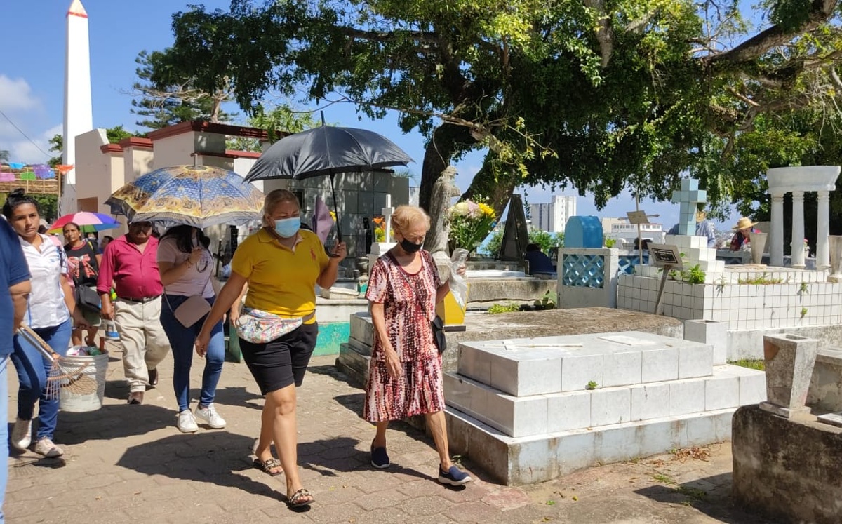 Habitantes de Veracruz llegaron a los panteones desde las primeras horas del martes. | Especial