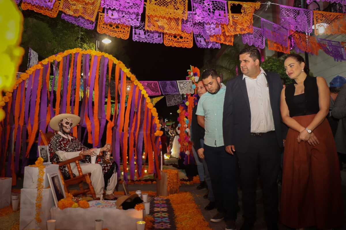 Una noche colorida e iluminada se vivió con la inauguración de altares en el Paseo Sarabia. | Especial